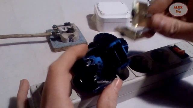 ИСКРИТ РОЗЕТКА! Почему? Что делать? Как починить? #electrician смотреть онлайн