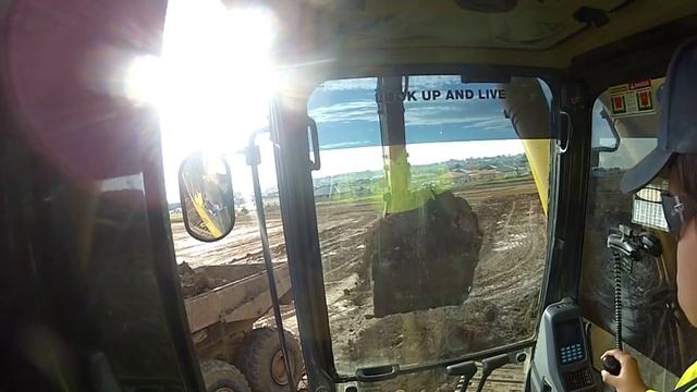 Komatsu PC400 loading crap cat trucks смотреть онлайн