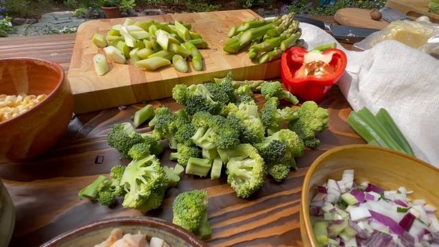 Киш с брокколи, ветчиной и спаржей