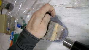бутылку в коробку феном переделать для квадратности и жесткости чтобы удобно ставить на полку