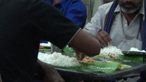 Еда руками в Индии. Lunch in the indian cafe