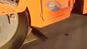 Лопату Alex Diggermaer давят катком 11 тонн