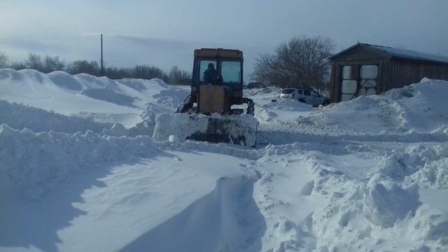 Дт 75 отец психанул, часть 1 расчистил все подъезды к дому и дальнему сараю. смотреть онлайн