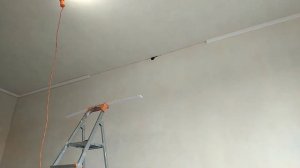 Монтаж потолочного плинтуса на шпаклёвку
