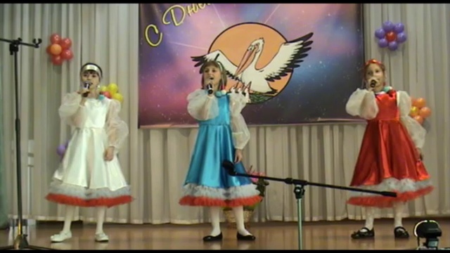 Поют учащиеся начальной школы при Посольстве России в Польше смотреть онлайн