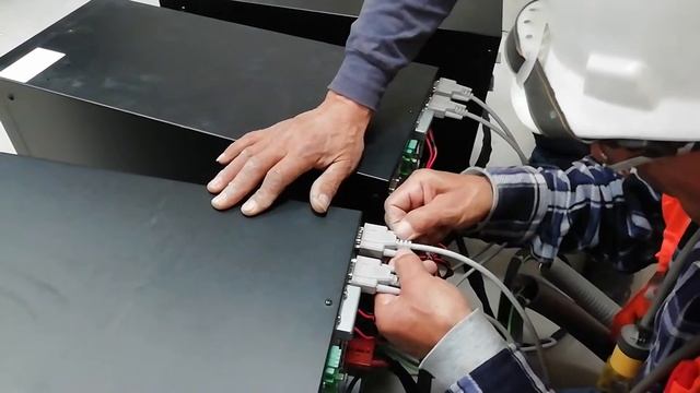 Conexión de cable de señal o comunicación de 02 UPS SALICRU TWIN PRO de 6 kVA OPERACIÓN EN PARALELO смотреть онлайн