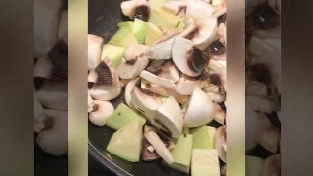 Рагу из крольчатины в подливке из домашней Сметаны,грибами и овощами с чесночком! смотреть онлайн