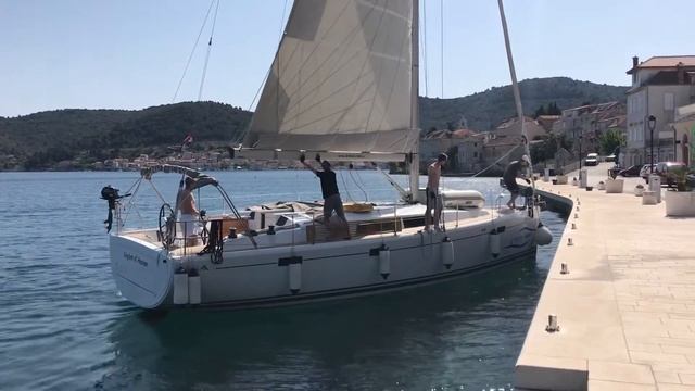 Швартовка под парусом. Школа "Морские практики" смотреть онлайн