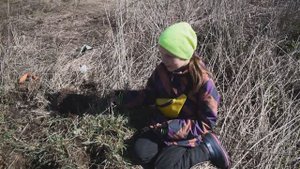 Карина на раскопках. Выехали с дочкой покопать.