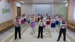 Смайлики поздравляют мам! Старшая танцевальная группа. Детский сад 7. Постановка  Маленькая модница