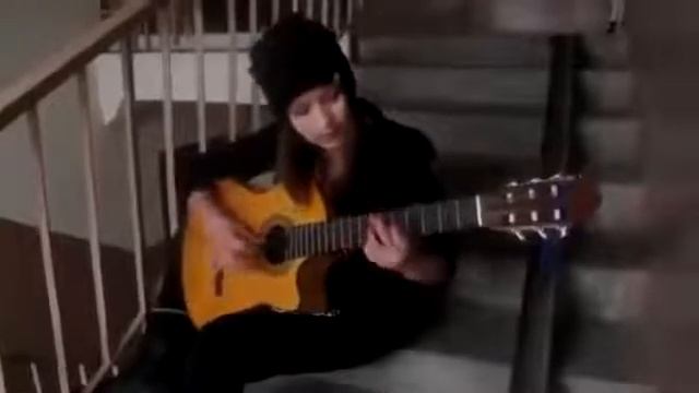 Красивая девушка играет на гитаре