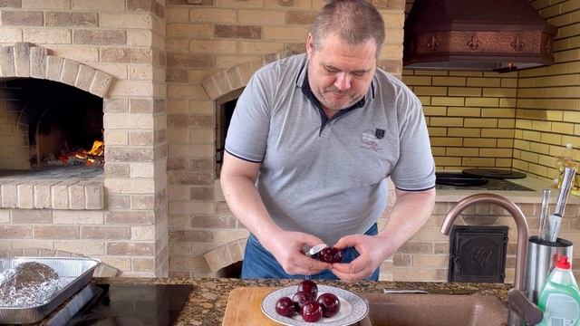 Цесарка запечённая в русской печи с солеными сливами. смотреть онлайн