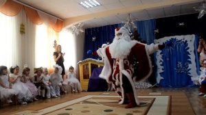 Прикольный выход Деда Мороза в детском саду