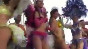 Бразильские уличные танцоры карнавала в Бразилии