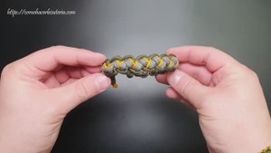 Очень простой браслет из паракорда с застежкой.