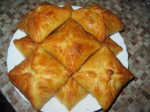 Пирожки из слоёного теста с рисом и яйцом