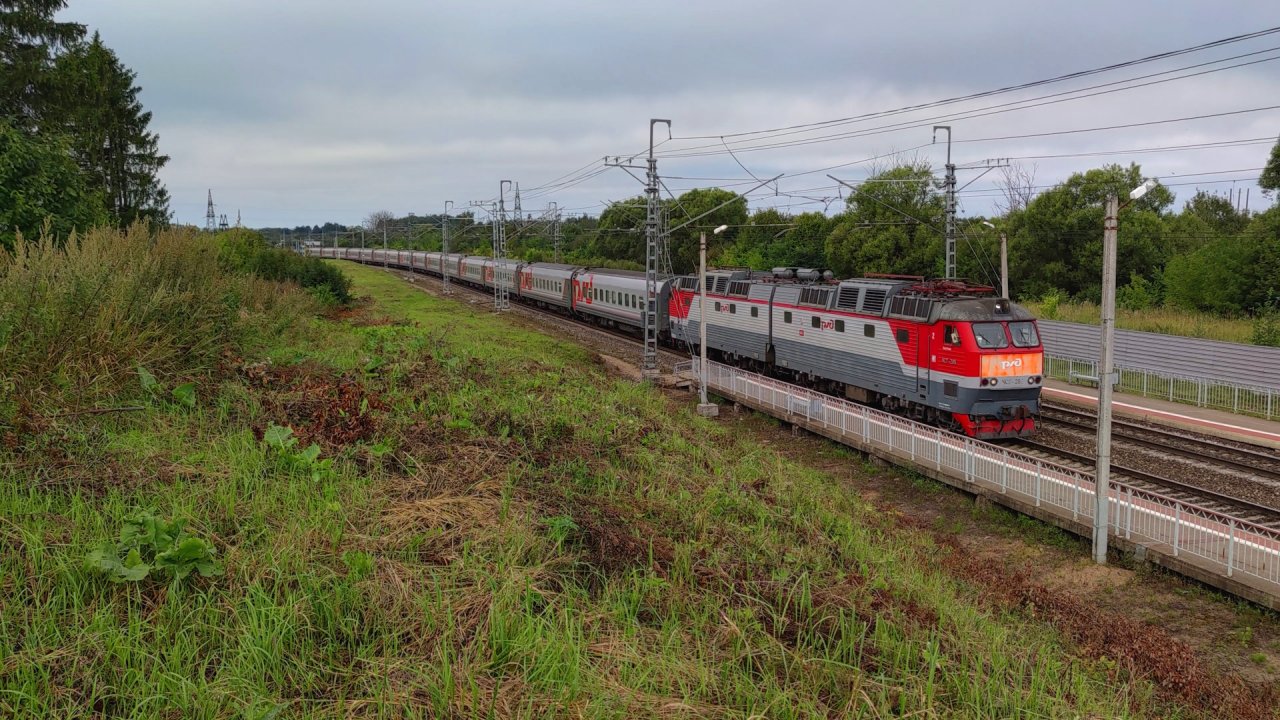 Железная дорога. Электровоз ЧС7-285 с поездом Москва-Ярославль.