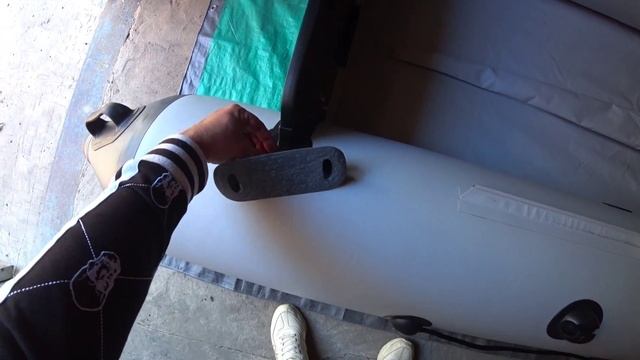 КАК КЛЕИТЬ ФУРНИТУРУ В ЛОДКУ? КЛЕЕМ РУЧКУ ШКИПЕРА НА ЛОДКУ АКВА 3200 смотреть онлайн