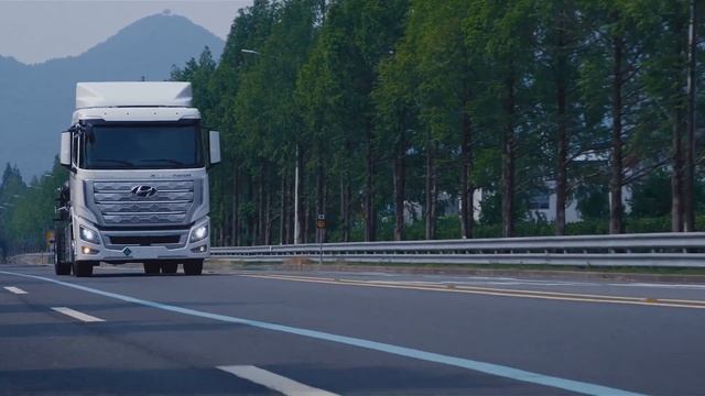 Водородный большегрузный грузовик Hyundai XCIENT с запасом хода до 400 км. смотреть онлайн