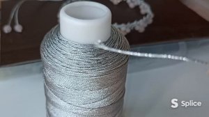 Чокер с натуральным розовым кварцем в технике макраме