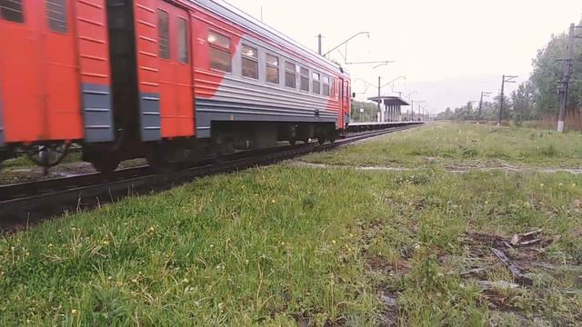 Электропоезд ЭТ2М-042 сообщением Балтийский вокзал-Луга 1 на станции Александровская