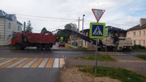дорожная фреза снимает верхний слой старого асфальта