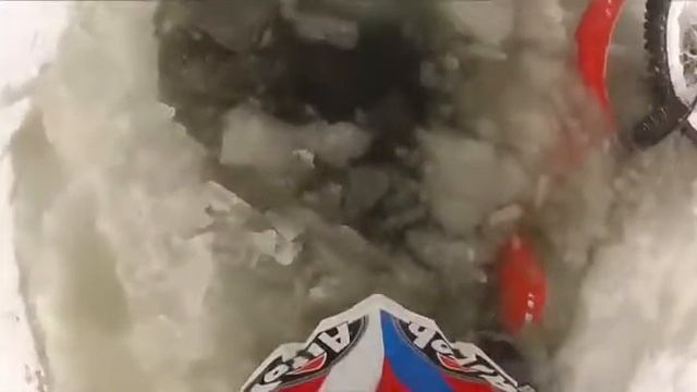Мотоцикл просто взял и ушёл под лёд.. смотреть онлайн
