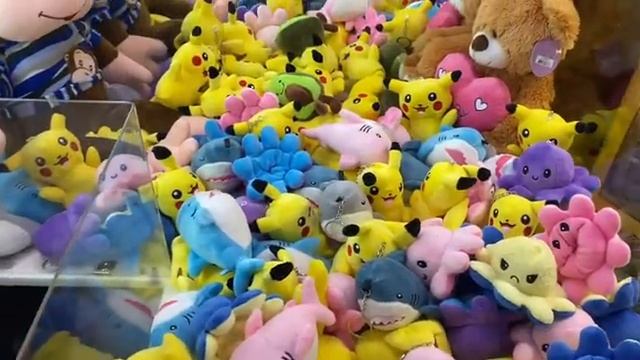 ВЫИГРЫВАЕМ КОТА БАСИКА ИЗ АППАРАТА С ИГРУШКАМИ ХВАТАЙКА!!! / НАСТЯ ДЕЛАЕТ УСПЕХИ смотреть онлайн