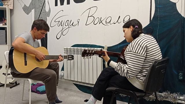 Провожу урок по гитаре для Сони #гитара #guitar #урокигитары #обучениегитаре #игранагитаре #lessons