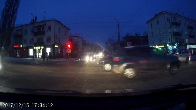 #Автотупари в действии: Ездоки на покрасневший зелёный. смотреть онлайн