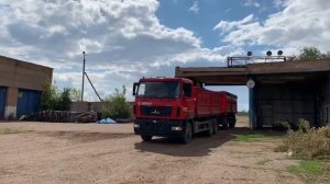 Движуч. Отгрузка Самосвала зерновоза МАЗ-65012J с прицепом МАЗ-856103-022