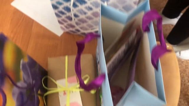 8 марта, поздравление от мальчиков, обмен символическими подарками с подругами ?? смотреть онлайн