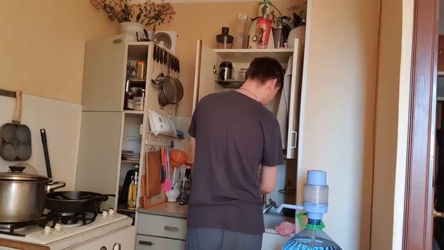 Мою посуду и размышляю о жизни смотреть онлайн