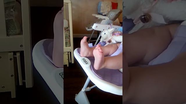 Ногами дирижирует младенец смотреть онлайн