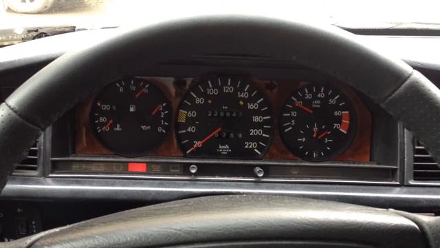 Mercedes Benz w201 - 1.8 работа мотора на холодную смотреть онлайн