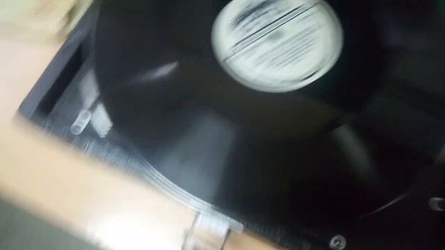 Патефон г.Молотов.с интересным шильдом на крышке.после переборки движка и подшибника тонарма. смотреть онлайн