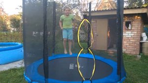 А тебе слабо? Девочка на батуте!