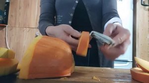 Очистить тыкву от кожуры.