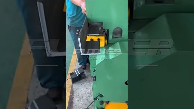 Машина для штамповки и резки и сильное давление пробивают отверстия и разрезают заготовку. смотреть онлайн