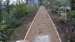 Садовые дорожки между грядками своими руками. Бюджетный, быстрый результат.