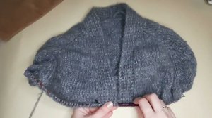 Удлиняем цельновязанную планку в кардигане, чтобы она не стягивала полотно