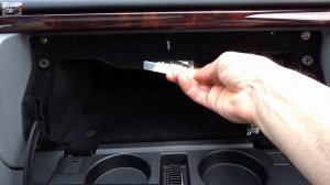 Замена лампочки в бардачке Mercedes W210 Glove box bulb replacement