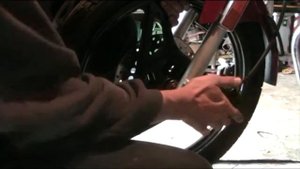 Как установить переднее колесо на мотоцикле YAMAHA YBR 125