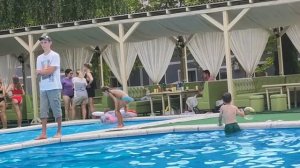 Прыжок сальто в воду. И головой.