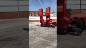 Как работают гидравлические аппарели на трале Kassbohrer?