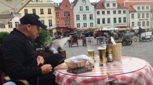 Тилль Линдеманн Till Lindemann кормит голубей
