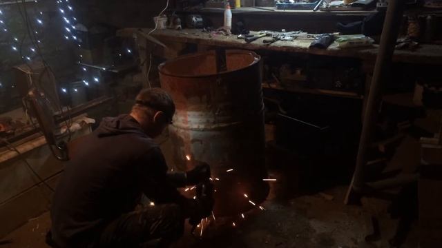 БОЧКА 200 ЛИТРОВ. ПРАВИЛЬНО РАЗРЕЗАЮ ПЕРЕД СДАЧЕЙ В МЕТАЛЛОЛОМ. СКОЛЬКО ЗАРАБОТАЛ ??? смотреть онлайн