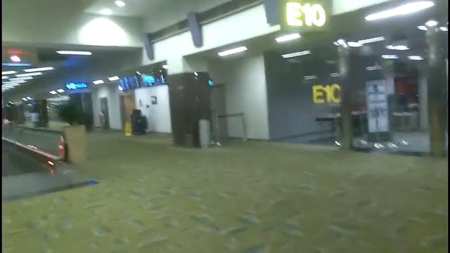 Аэропорт Сингапура и бесплатные массажеры в аэропорту смотреть онлайн