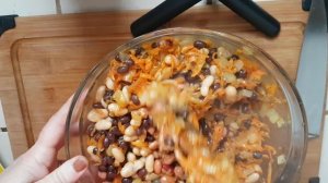Салат с фасолью, солёными огурцами и сухариками