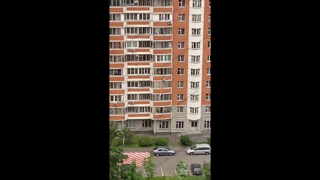 На востоке Москвы женщина попыталась выйти из дома через балкон 5-го этажа